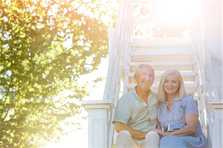 Portrait smiling senior couple sitting on summer stairs Foto de stock - Sin royalties Premium, Código: 6113-08521519