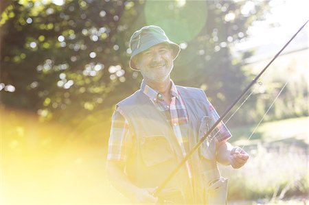 simsearch:6113-08927973,k - Portrait smiling senior man with fishing rod Photographie de stock - Premium Libres de Droits, Code: 6113-08521521