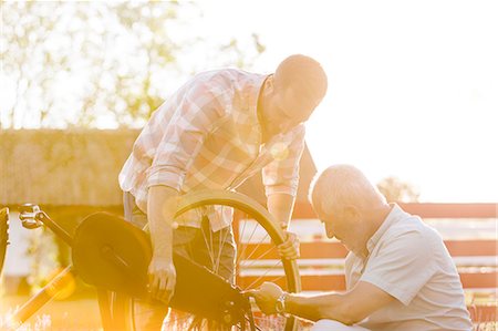 simsearch:6113-08220529,k - Father and adult son fixing bicycle Foto de stock - Sin royalties Premium, Código: 6113-08521522