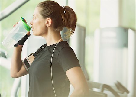 simsearch:6113-08536110,k - Woman resting and drinking water at gym Stock Photo - Premium Royalty-Free, Code: 6113-08536068