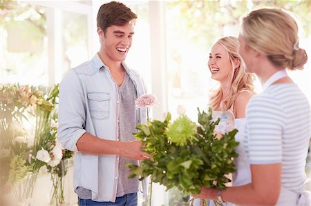 simsearch:6113-08536191,k - Florist preparing bouquet for couple in flower shop Stock Photo - Premium Royalty-Free, Code: 6113-08536193