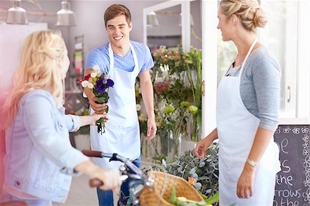 entrepreneur candid - Florist giving customer bouquet in flower shop Stock Photo - Premium Royalty-Free, Code: 6113-08536208