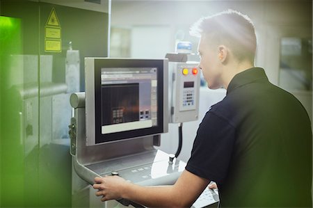 Worker operating machinery at control panel in steel factory Photographie de stock - Premium Libres de Droits, Code: 6113-08655281