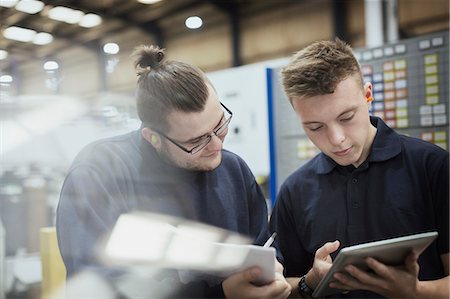 Workers with paperwork and digital tablet in steel factory Photographie de stock - Premium Libres de Droits, Code: 6113-08655238