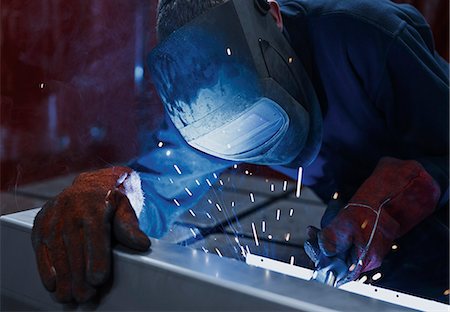 Welder using welding torch in steel factory Photographie de stock - Premium Libres de Droits, Code: 6113-08655344