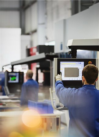 Worker at control panel in steel factory Foto de stock - Sin royalties Premium, Código: 6113-08655366