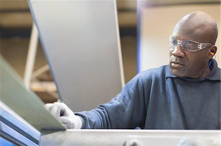 Focused worker sanding steel in steel factory Photographie de stock - Premium Libres de Droits, Code: 6113-08655319