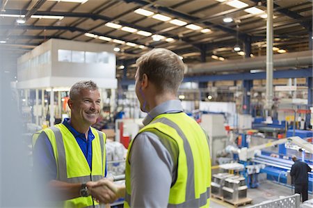poignée de mains - Smiling supervisor and worker handshaking in steel factory Photographie de stock - Premium Libres de Droits, Code: 6113-08655321