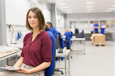 simsearch:649-06305900,k - Portrait confident businesswoman with digital tablet in steel factory office Photographie de stock - Premium Libres de Droits, Code: 6113-08655333