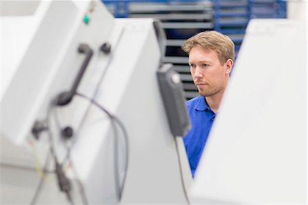 Focused worker in steel factory Foto de stock - Sin royalties Premium, Código: 6113-08655330