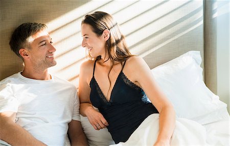 simsearch:6113-08171391,k - Smiling couple talking in bed Foto de stock - Royalty Free Premium, Número: 6113-08655443