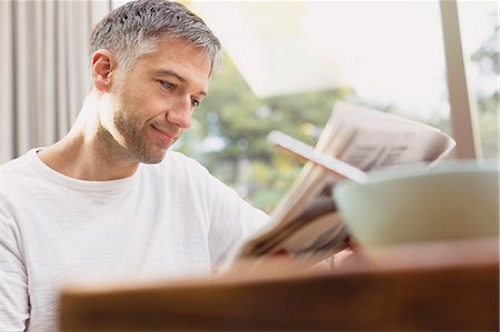 simsearch:6113-07790487,k - Man reading newspaper at breakfast Foto de stock - Royalty Free Premium, Número: 6113-08655463