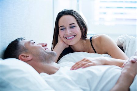 simsearch:6113-07242590,k - Smiling couple laying in bed talking Foto de stock - Sin royalties Premium, Código: 6113-08655478