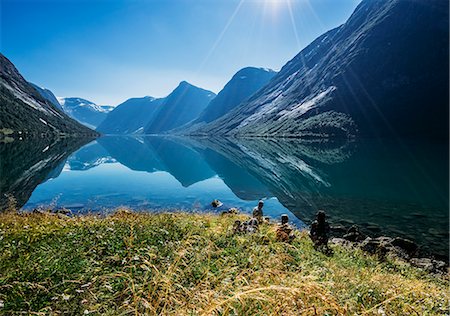 simsearch:649-06433202,k - Friends relaxing at sunny tranquil mountain lakeside, Norway Photographie de stock - Premium Libres de Droits, Code: 6113-08655484