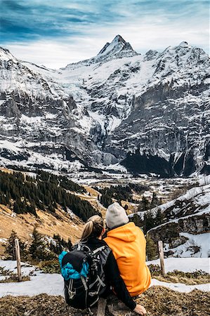 simsearch:649-06433168,k - Couple looking at snowy mountain view, Grindelwald, Switzerland Photographie de stock - Premium Libres de Droits, Code: 6113-08655486