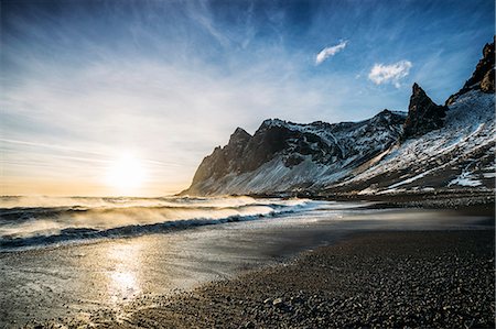 Sun setting over tranquil beach and snowy mountain, Iceland Foto de stock - Sin royalties Premium, Código: 6113-08655492