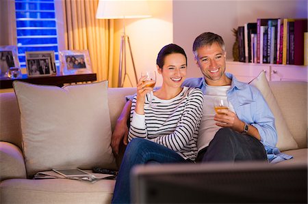 simsearch:6113-07730547,k - Couple drinking wine and watching TV in living room Foto de stock - Royalty Free Premium, Número: 6113-08655436