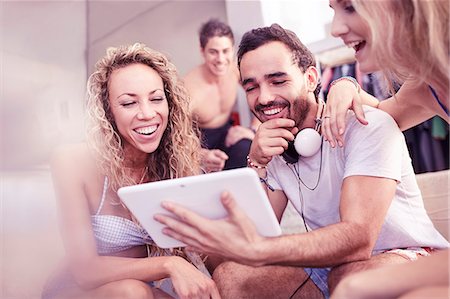 simsearch:6113-07147484,k - Young friends laughing using digital tablet Stock Photo - Premium Royalty-Free, Code: 6113-08655571