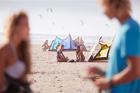 People with kiteboarding equipment on sunny beach Photographie de stock - Premium Libres de Droits, Code: 6113-08655589