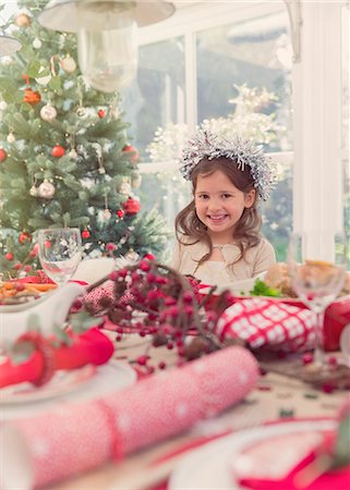 simsearch:6113-08659594,k - Portrait smiling girl at Christmas table Fotografie stock - Premium Royalty-Free, Codice: 6113-08659548