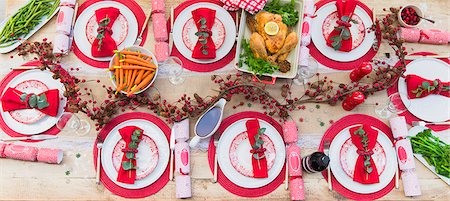 simsearch:6113-08659594,k - Overhead view of placesettings and food on Christmas dinner table Fotografie stock - Premium Royalty-Free, Codice: 6113-08659549