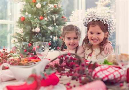 simsearch:6113-08659594,k - Portrait smiling girls at Christmas table Fotografie stock - Premium Royalty-Free, Codice: 6113-08659550