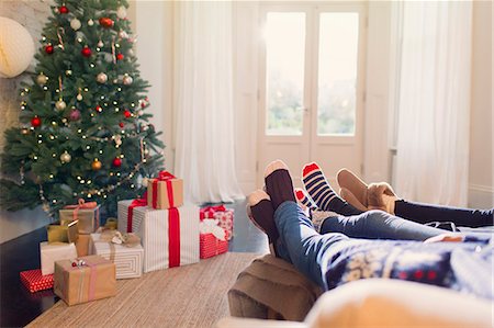 simsearch:614-00892913,k - Relaxed family in socks with feet up near Christmas tree Stock Photo - Premium Royalty-Free, Code: 6113-08659560