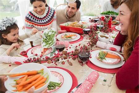 repas de noël - Family enjoying Christmas dinner Photographie de stock - Premium Libres de Droits, Code: 6113-08659562