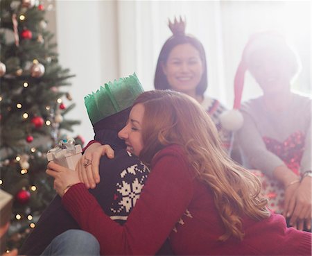 Grateful girlfriend with Christmas gift hugging boyfriend Photographie de stock - Premium Libres de Droits, Code: 6113-08659567