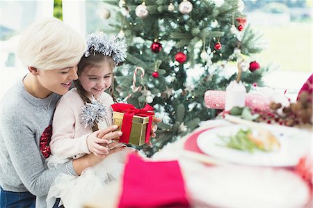 simsearch:632-06118726,k - Smiling mother and daughter with Christmas gift Photographie de stock - Premium Libres de Droits, Code: 6113-08659582