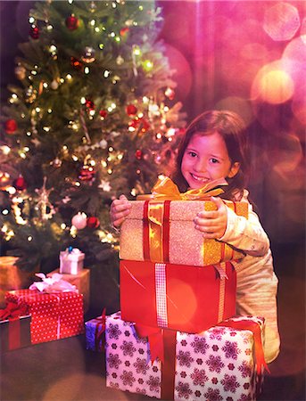 simsearch:632-06354048,k - Portrait smiling girl with stack of Christmas gifts Photographie de stock - Premium Libres de Droits, Code: 6113-08659588