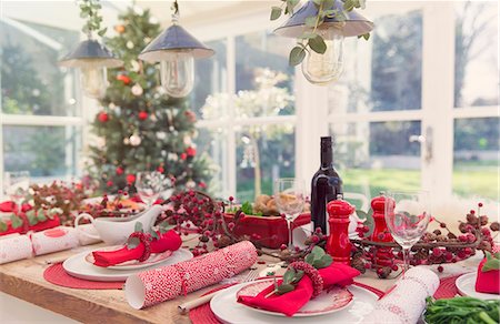 simsearch:6113-08743603,k - Placesettings and decorations on Christmas table Stockbilder - Premium RF Lizenzfrei, Bildnummer: 6113-08659594