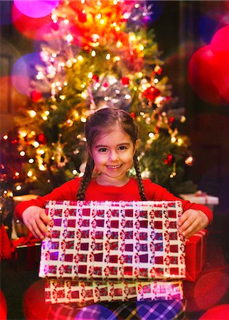 simsearch:6108-05874752,k - Portrait smiling girl opening Christmas gift Photographie de stock - Premium Libres de Droits, Code: 6113-08659599