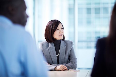 Businesswoman listening in meeting Foto de stock - Sin royalties Premium, Código: 6113-08659662