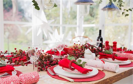 simsearch:6113-08659594,k - Placesettings and Christmas decorations on dining table Fotografie stock - Premium Royalty-Free, Codice: 6113-08659608