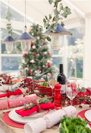 simsearch:6124-08926940,k - Placesetting and Christmas decorations on dining table Foto de stock - Sin royalties Premium, Código: 6113-08659609