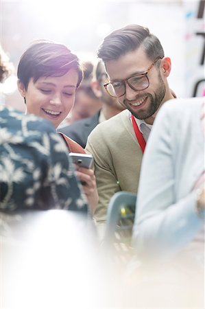 Smiling business people texting at technology conference Photographie de stock - Premium Libres de Droits, Code: 6113-08697999