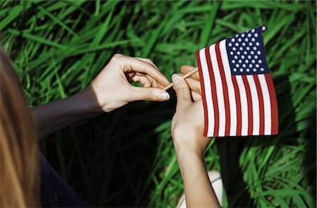 Woman holding American flag in sunny grass Photographie de stock - Premium Libres de Droits, Code: 6113-08698060