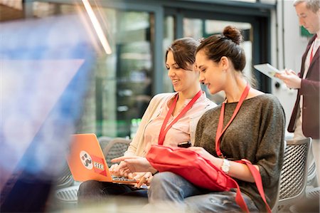 Female college students using laptop Photographie de stock - Premium Libres de Droits, Code: 6113-08698000