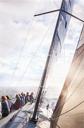 Friends sailing on sunny ocean Photographie de stock - Premium Libres de Droits, Code: 6113-08698144