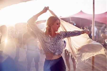 simsearch:6113-07564759,k - Young woman dancing with scarf at music festival Photographie de stock - Premium Libres de Droits, Code: 6113-08698286