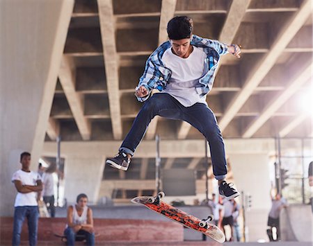 simsearch:640-06963763,k - Friends watching teenage boy flipping skateboard at skate park Photographie de stock - Premium Libres de Droits, Code: 6113-08698231