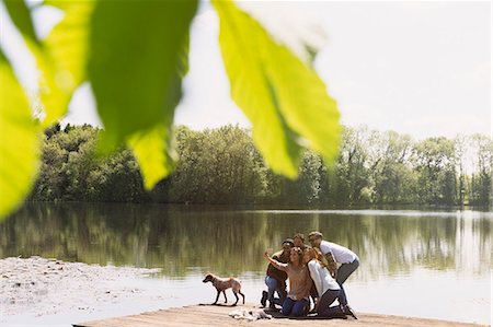 simsearch:6113-08743406,k - Friends with camera phone taking selfie on sunny lakeside dock Foto de stock - Sin royalties Premium, Código: 6113-08743423