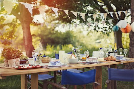 social event - Garden party lunch under pennant flag Photographie de stock - Premium Libres de Droits, Code: 6113-08743592