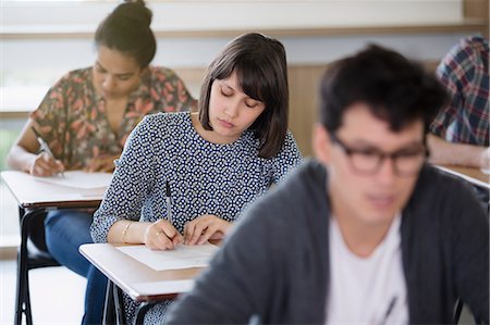 simsearch:6113-08769730,k - Female college student taking test at desk in classroom Foto de stock - Sin royalties Premium, Código: 6113-08769667