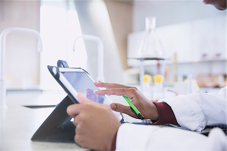 Scientist using digital tablet in laboratory Foto de stock - Sin royalties Premium, Código: 6113-08769685