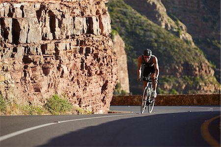 Male triathlete cycling uphill Photographie de stock - Premium Libres de Droits, Code: 6113-08769748