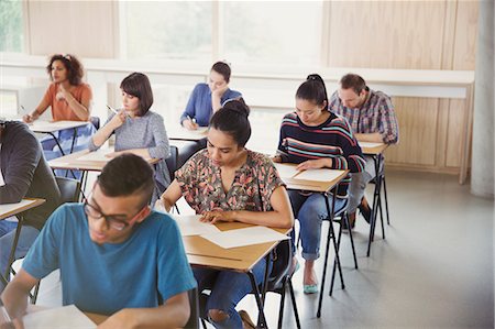 simsearch:6113-08769730,k - College students taking test at desks in classroom Foto de stock - Sin royalties Premium, Código: 6113-08769726