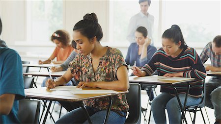 simsearch:6113-08769730,k - College students taking test at desks in classroom Foto de stock - Sin royalties Premium, Código: 6113-08769730