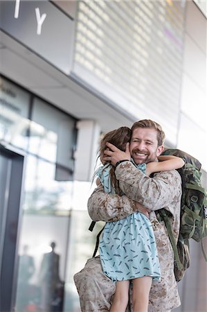 fuerza armada - Daughter greeting and hugging soldier father at airport Foto de stock - Sin royalties Premium, Código: 6113-08784142